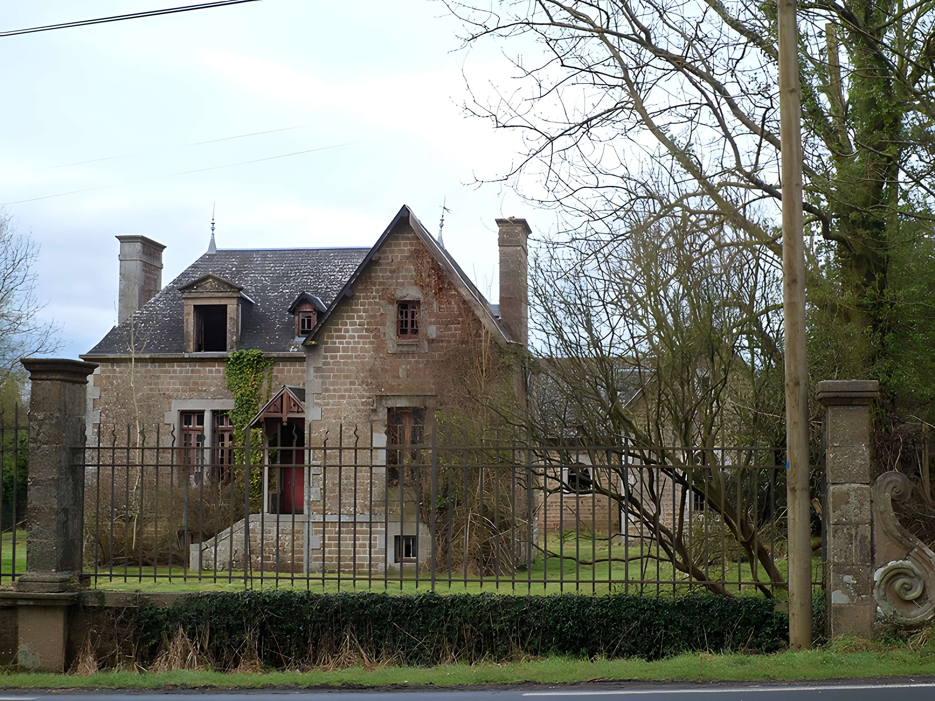 Domaine du château (également sur commune de Lapenty)