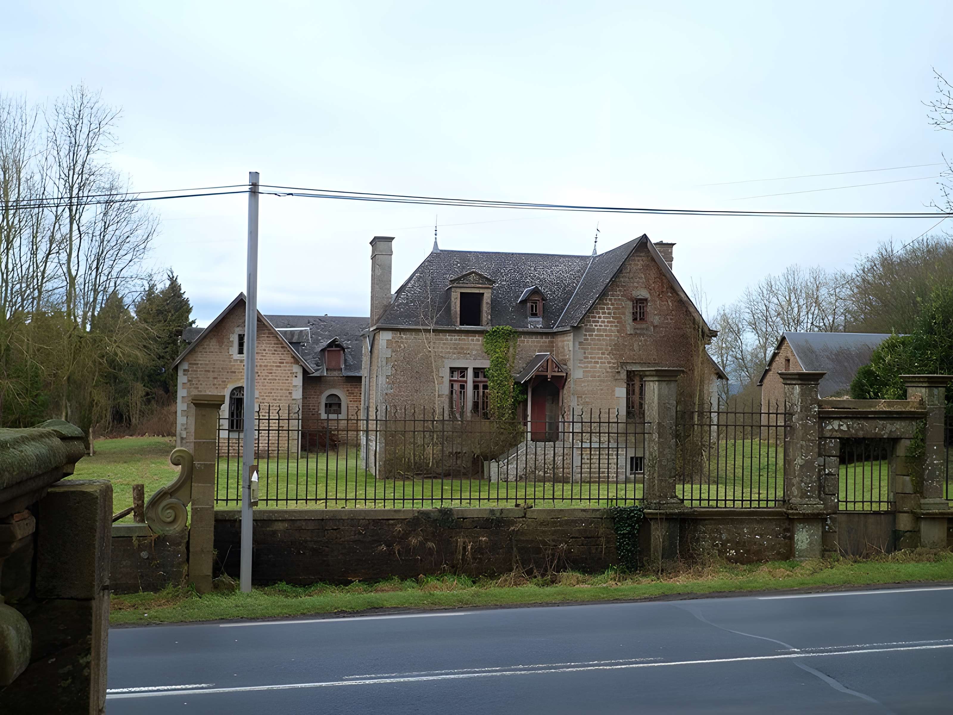 Domaine du château (également sur commune de Lapenty)