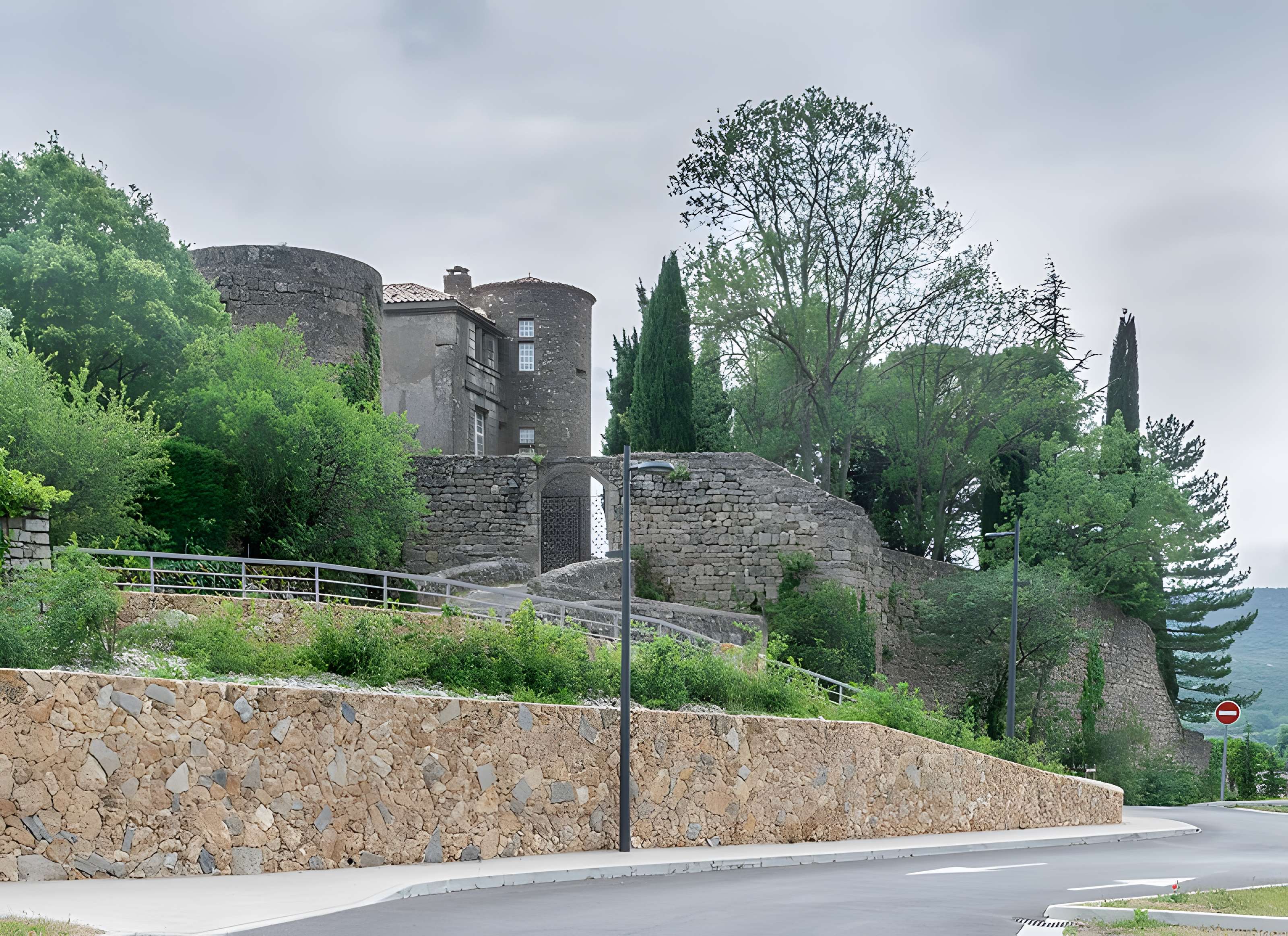 Ancien château ou donjon