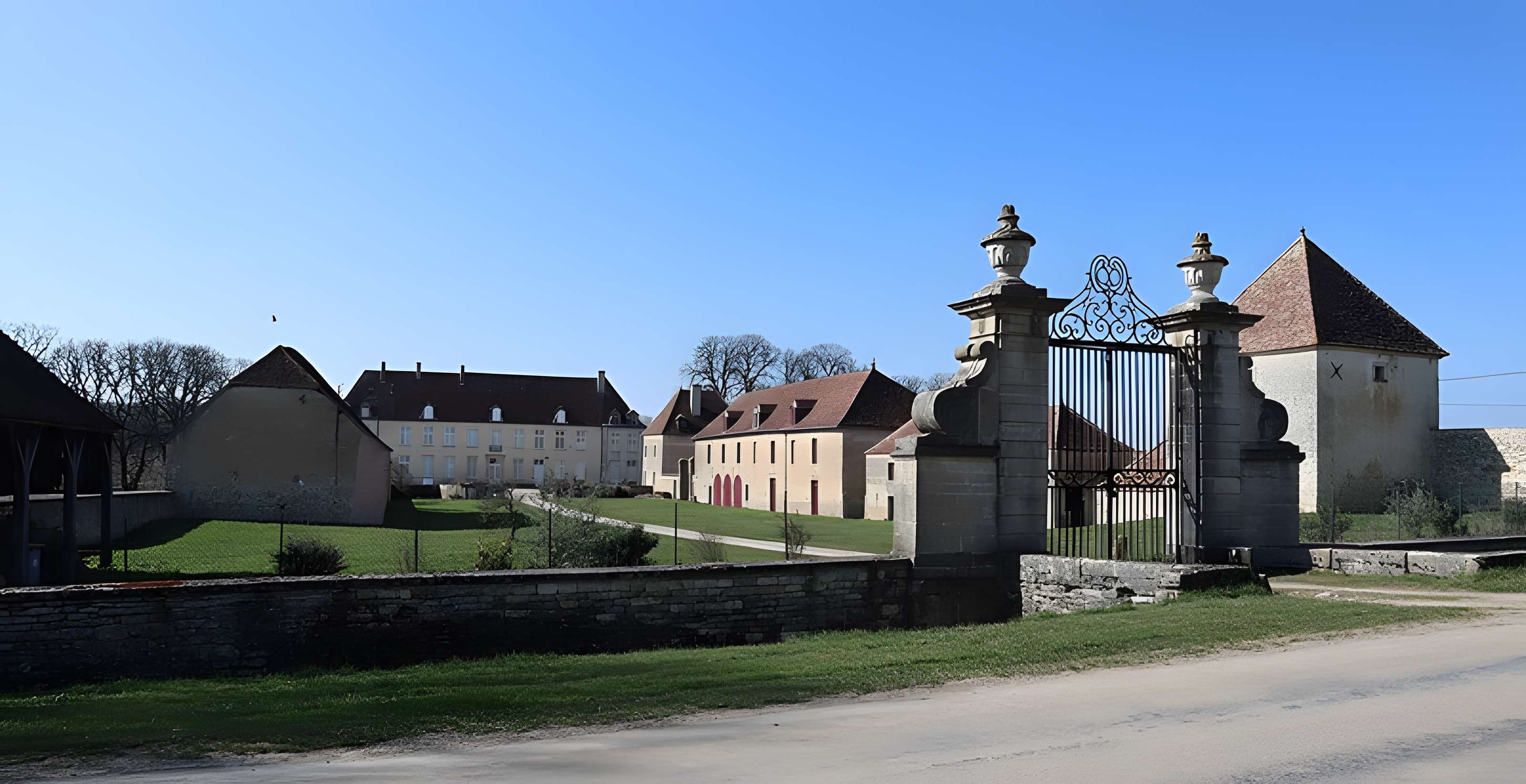 Château de Tanyot et ses dépendances