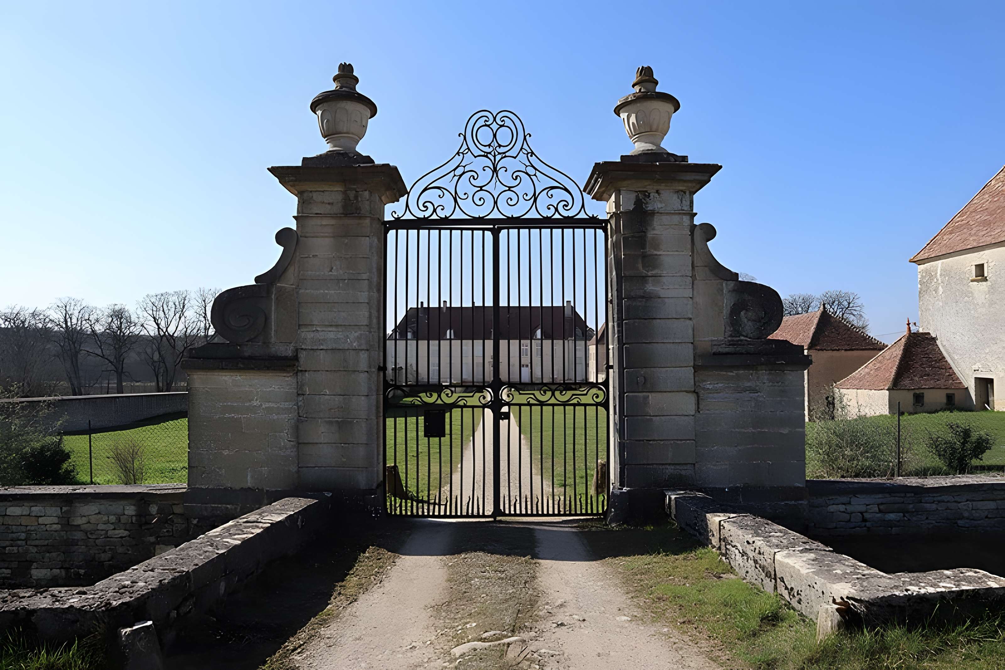 Château de Tanyot et ses dépendances