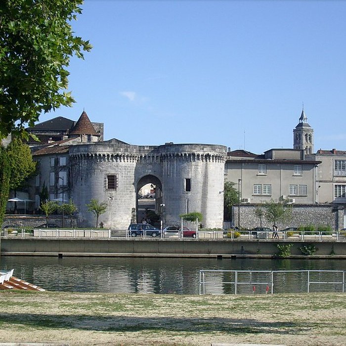 Photo de Porte et tours du Vieux-Port de Cognac