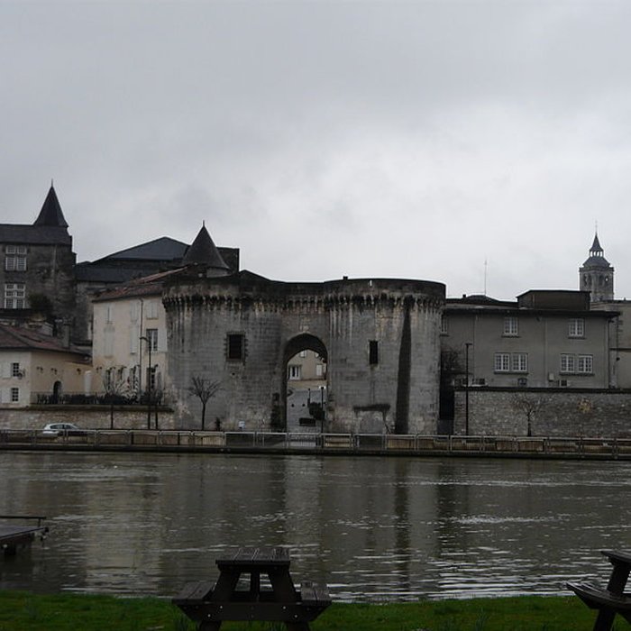 Photo de Porte et tours du Vieux-Port de Cognac