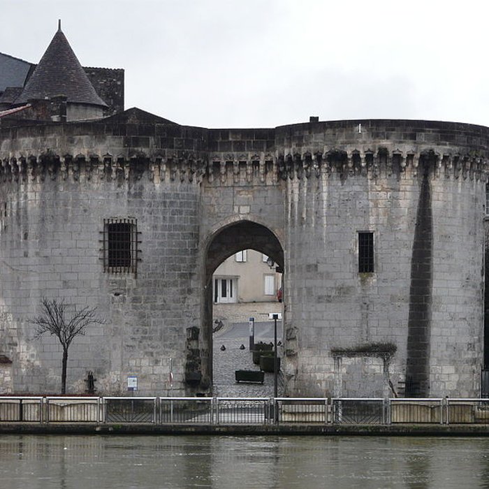 Photo de Porte et tours du Vieux-Port de Cognac