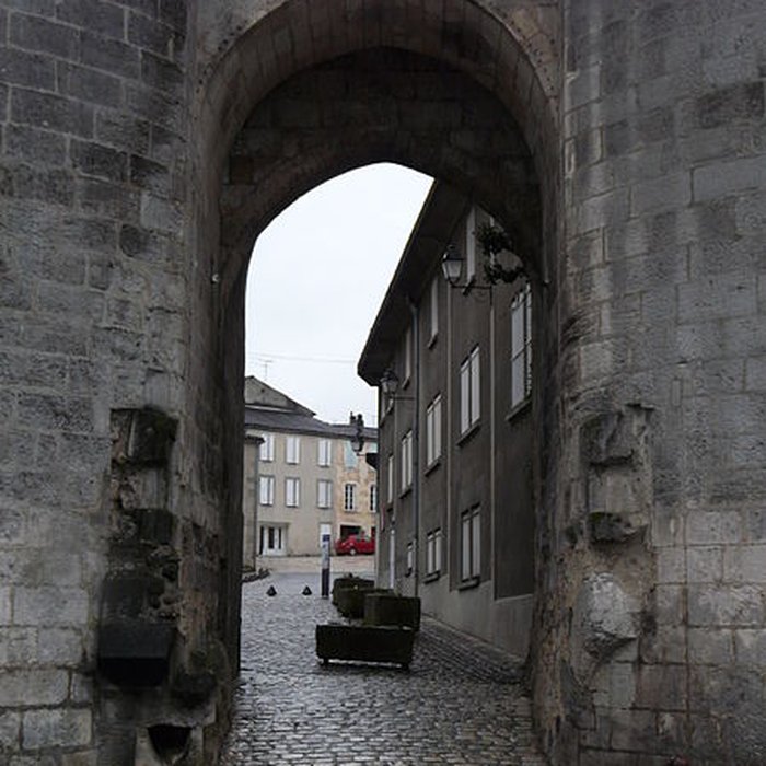 Photo de Porte et tours du Vieux-Port de Cognac