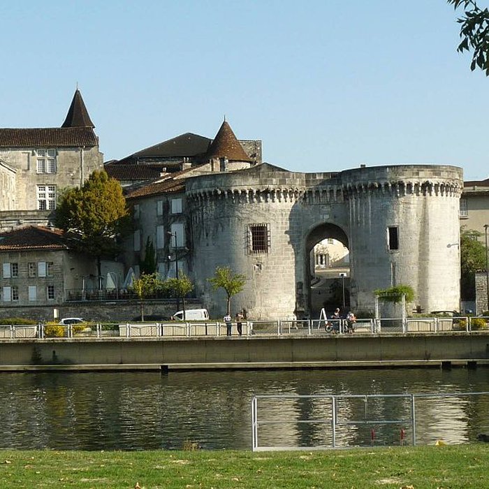 Photo de Porte et tours du Vieux-Port de Cognac