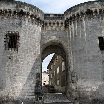 Porte et tours du Vieux-Port de Cognac