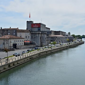 Porte et tours du Vieux-Port de Cognac