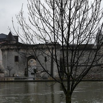 Porte et tours du Vieux-Port de Cognac