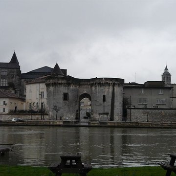 Porte et tours du Vieux-Port de Cognac