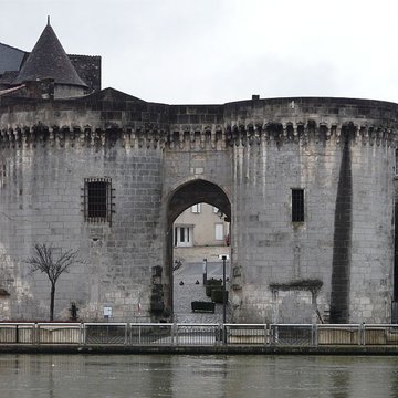 Porte et tours du Vieux-Port de Cognac