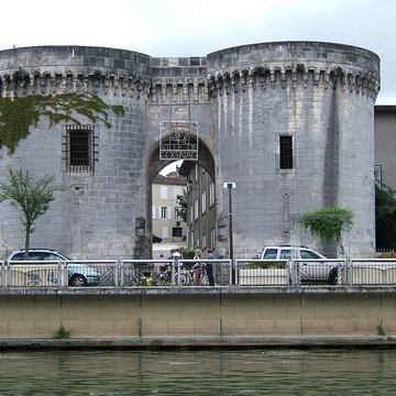 Porte et tours du Vieux-Port de Cognac