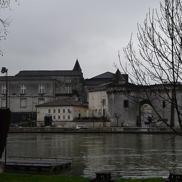 Porte et tours du Vieux-Port de Cognac