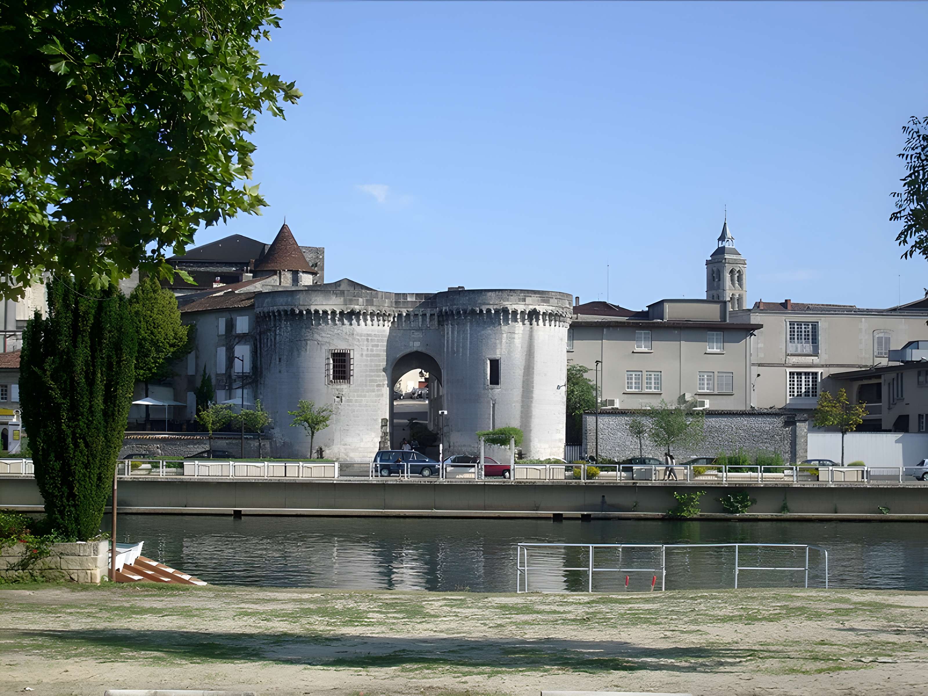 Porte et tours du Vieux-Port de Cognac
