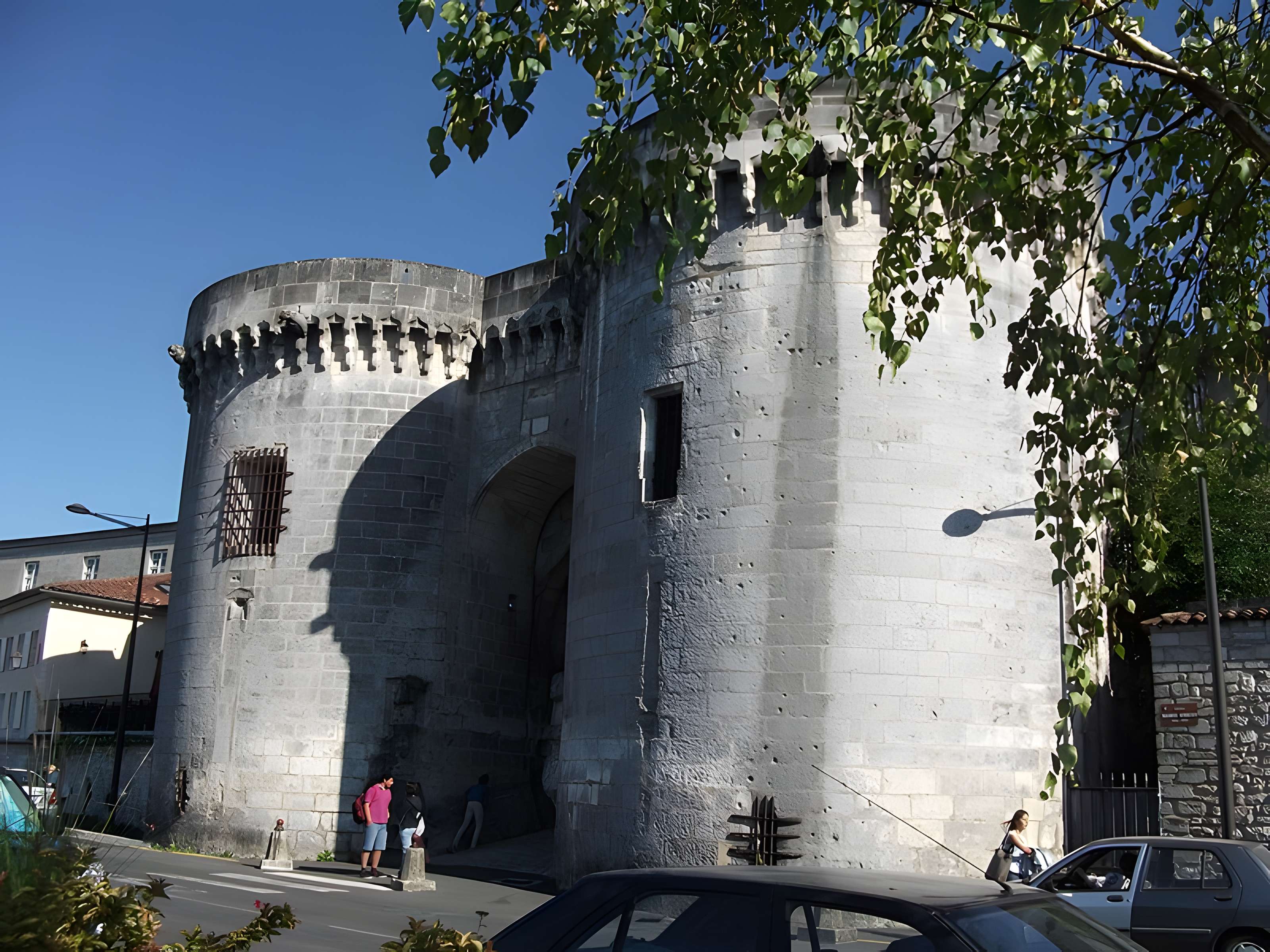 Porte et tours du Vieux-Port de Cognac