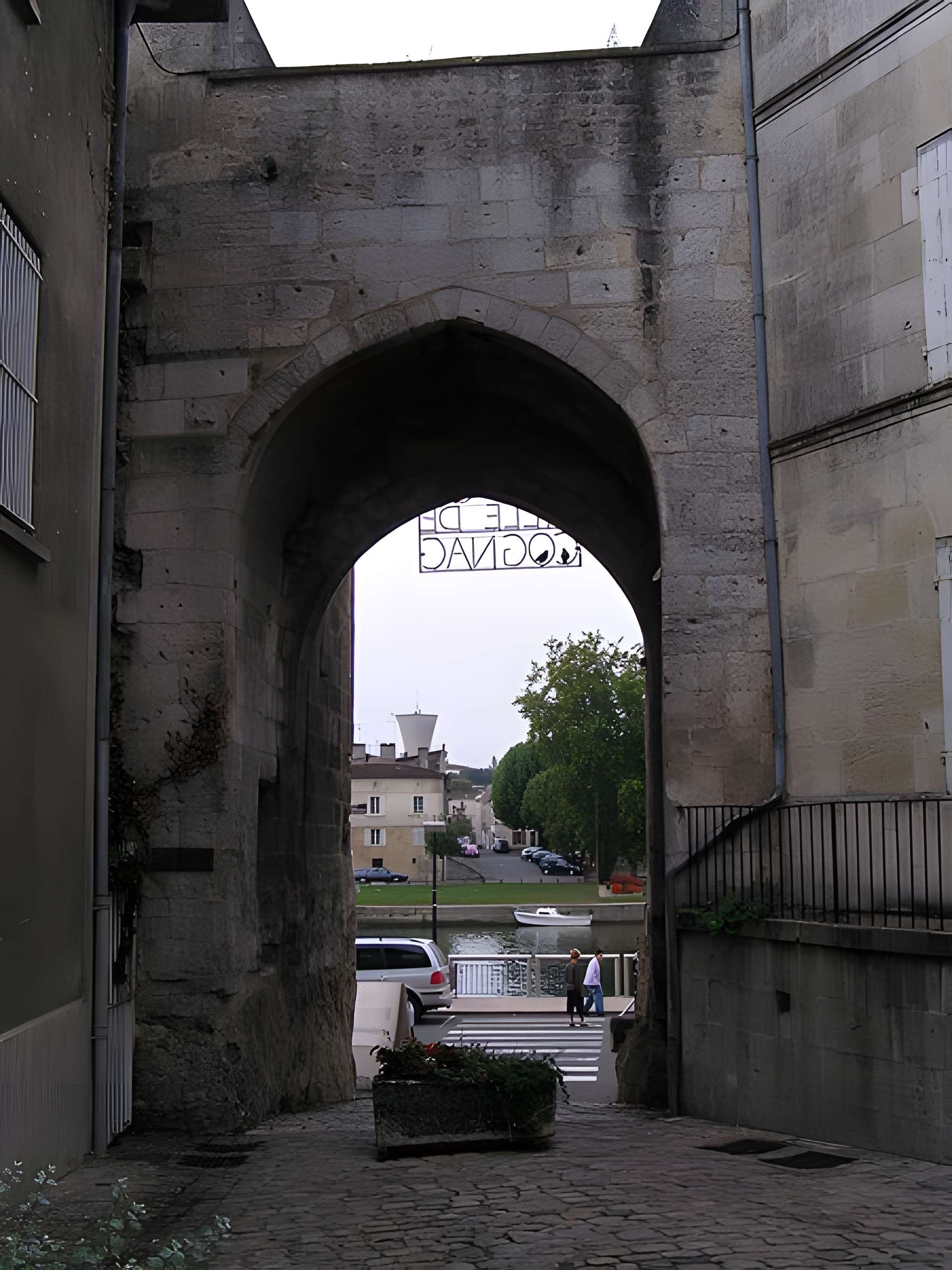 Porte et tours du Vieux-Port de Cognac