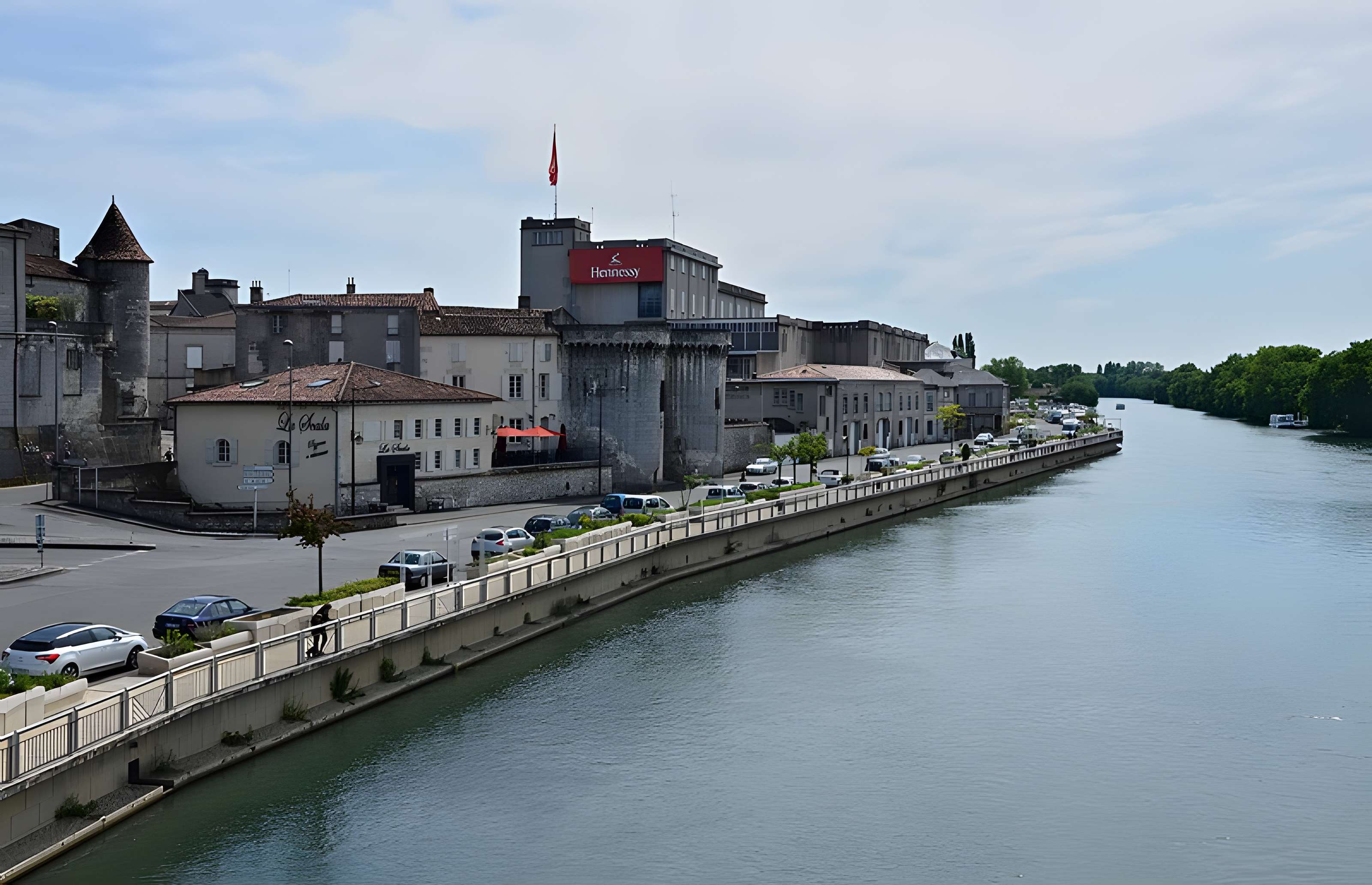 Porte et tours du Vieux-Port de Cognac