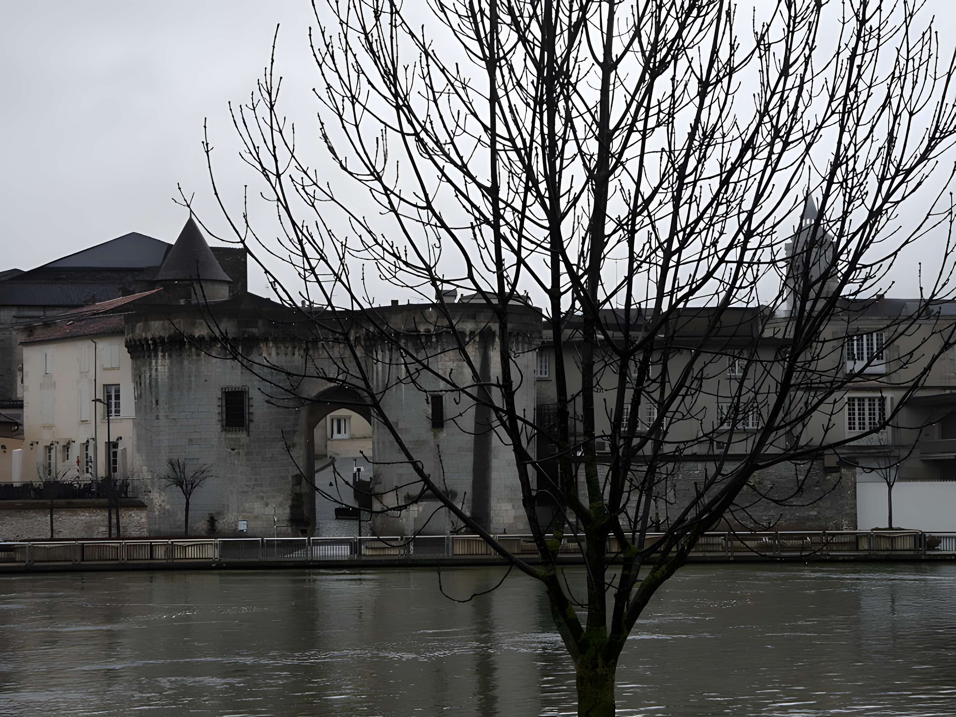 Porte et tours du Vieux-Port de Cognac