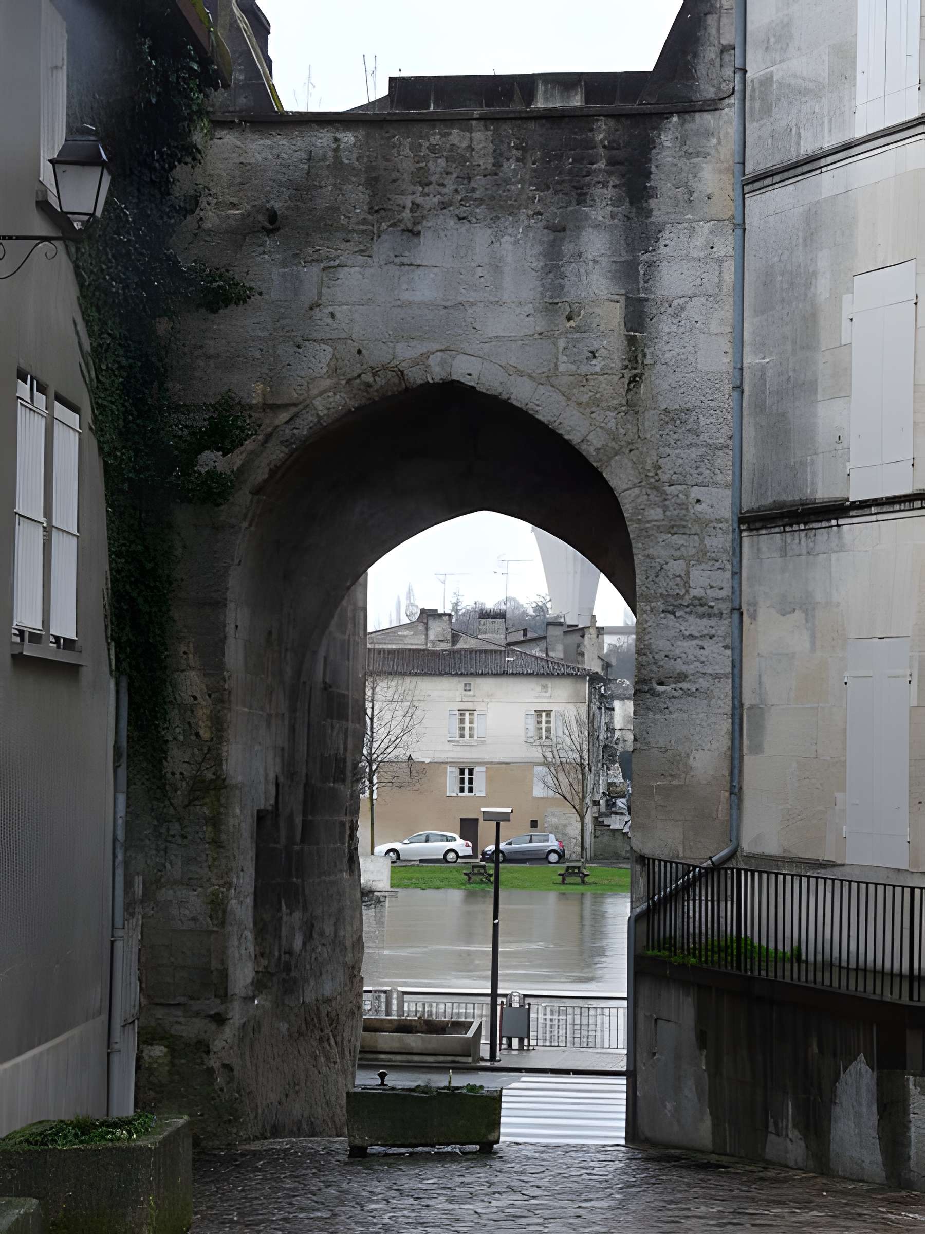 Porte et tours du Vieux-Port de Cognac