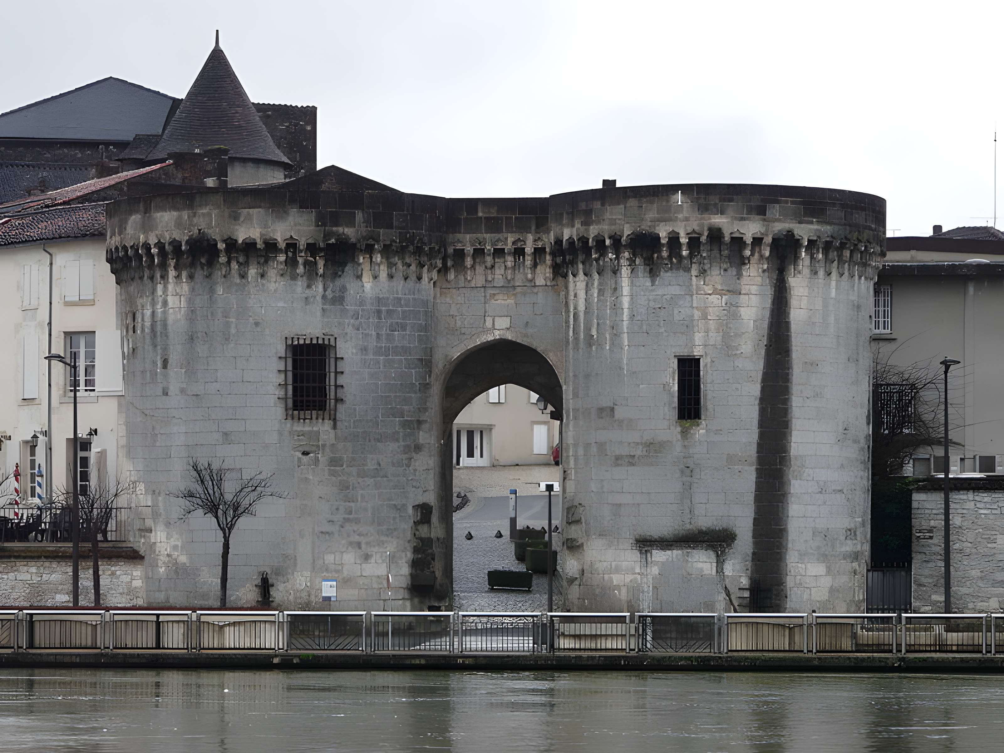 Porte et tours du Vieux-Port de Cognac