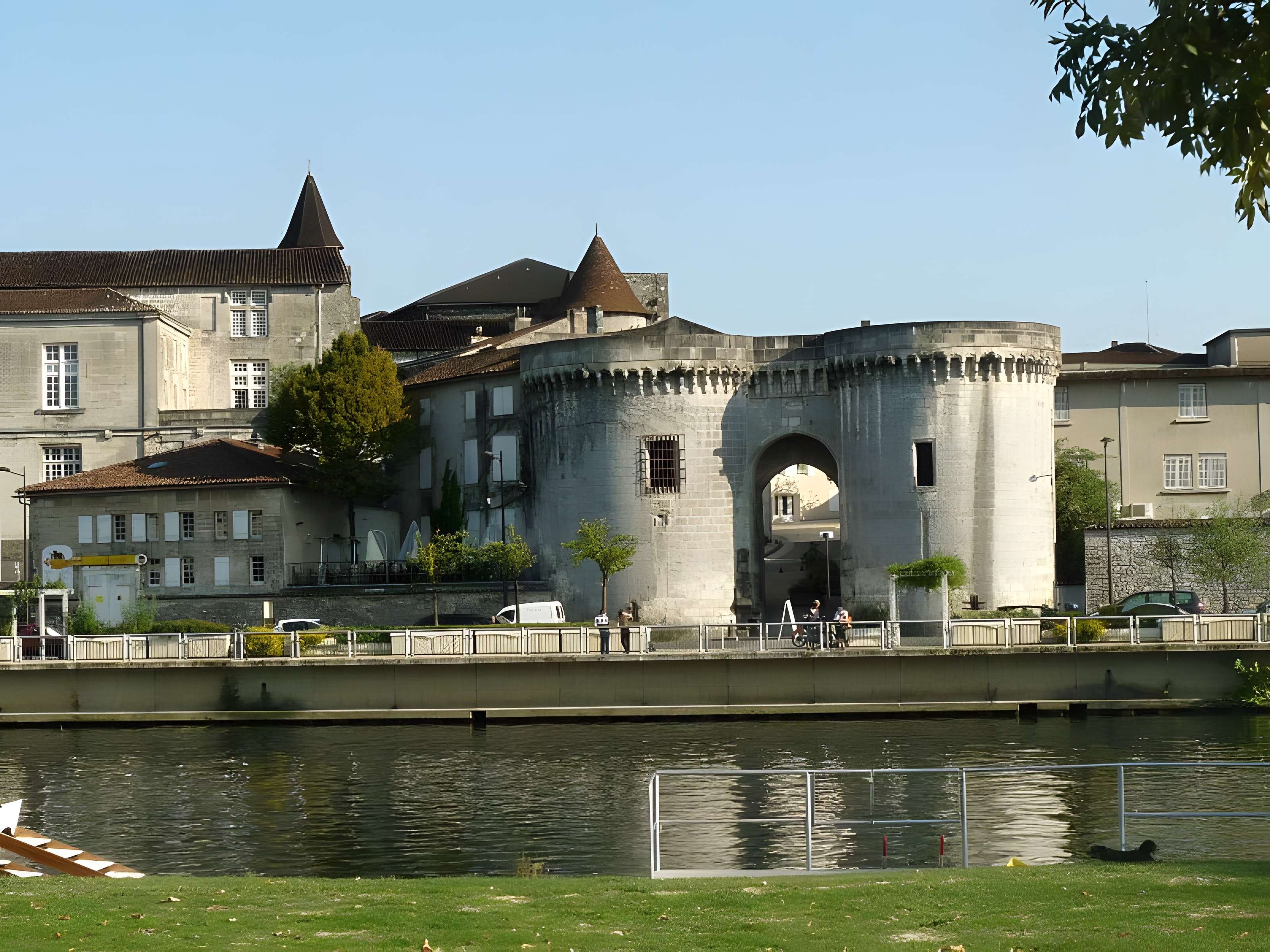 Porte et tours du Vieux-Port de Cognac