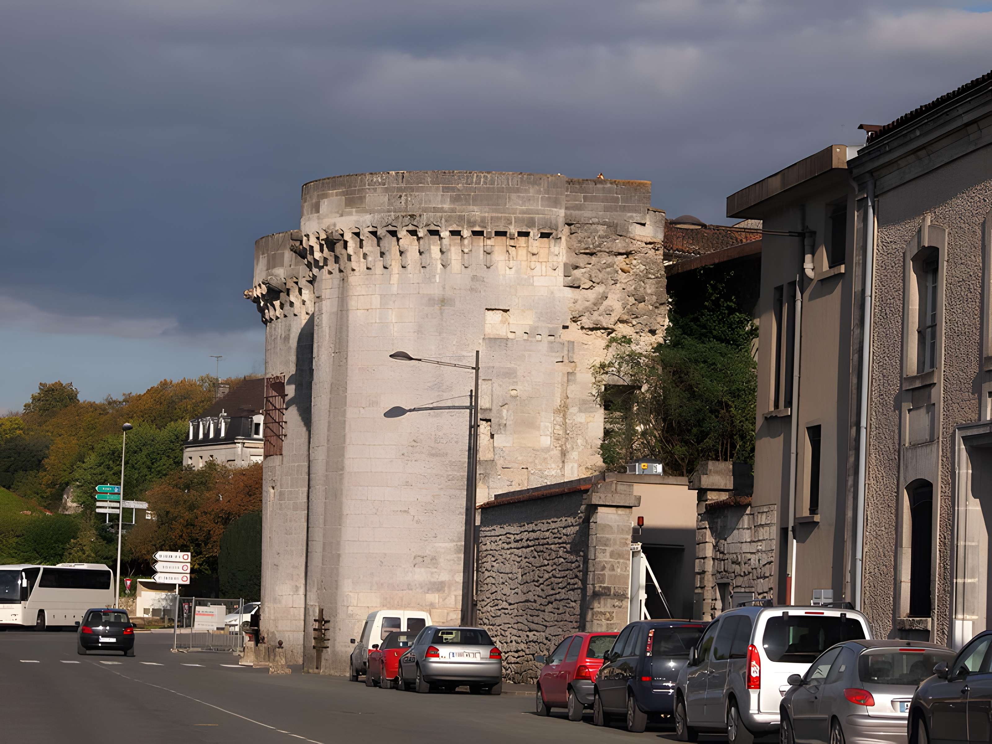 Porte et tours du Vieux-Port de Cognac