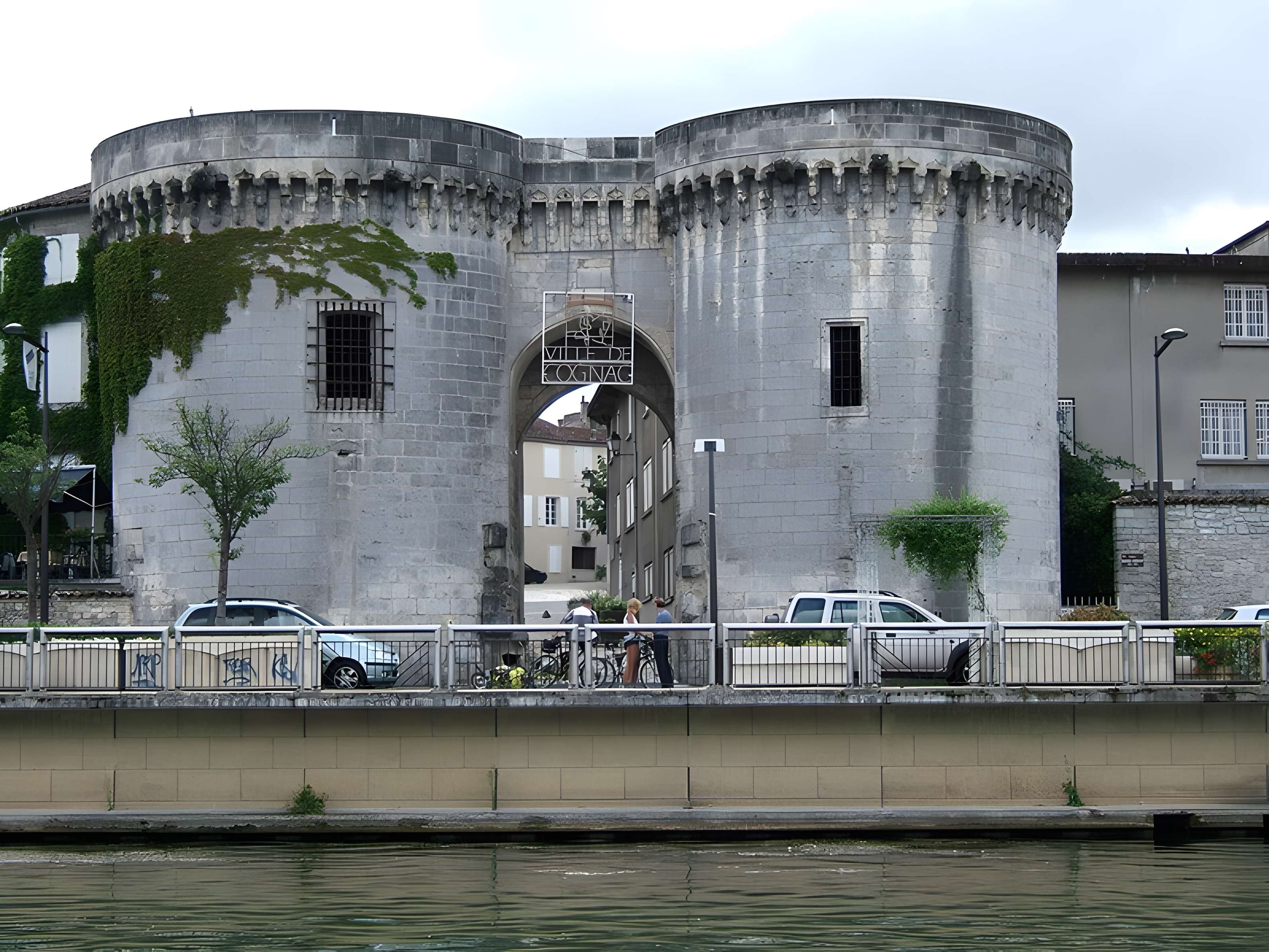 Porte et tours du Vieux-Port de Cognac