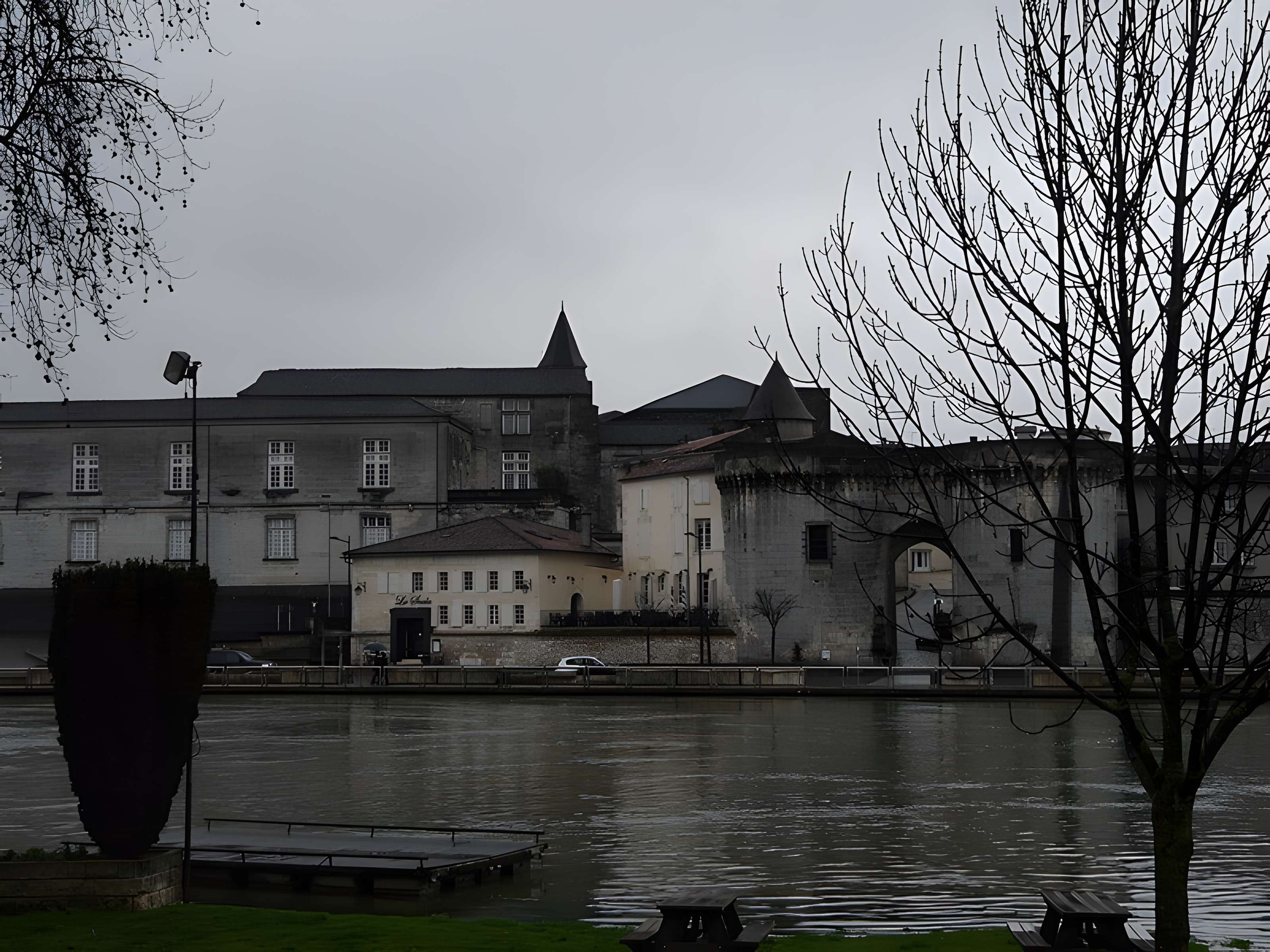 Porte et tours du Vieux-Port de Cognac