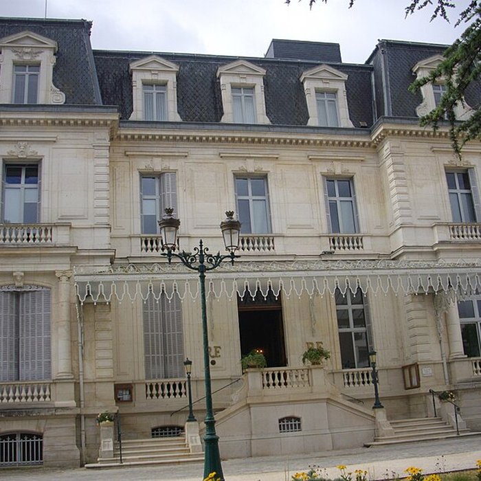 Photo de Château deau-pagode de lHôtel Lionel-Normant
