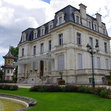 Château deau-pagode de lHôtel Lionel-Normant