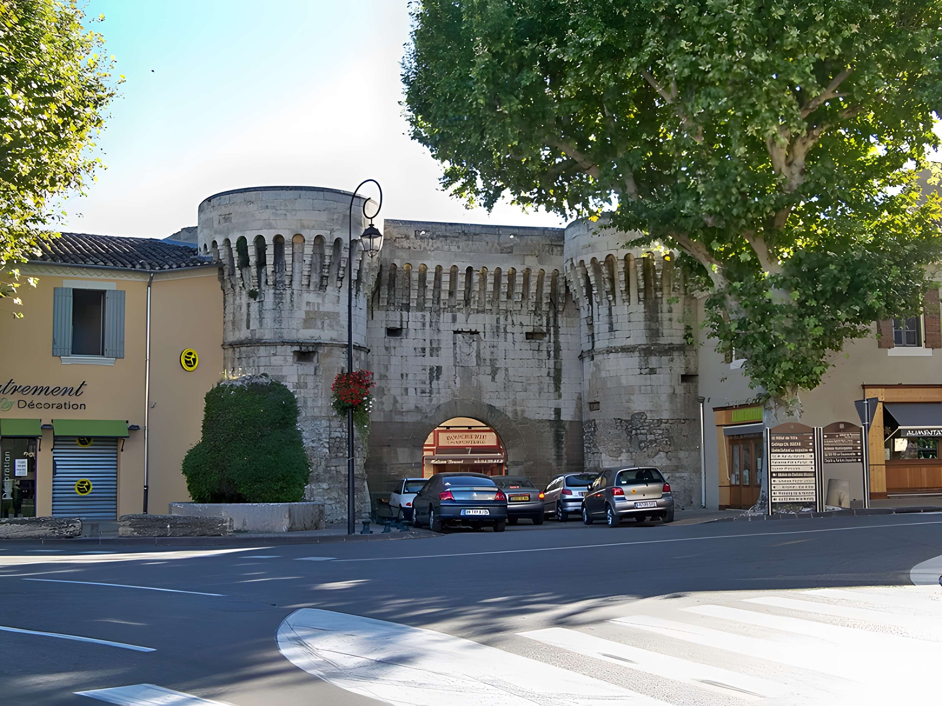 Porte Villeneuve de Pernes-les-Fontaines