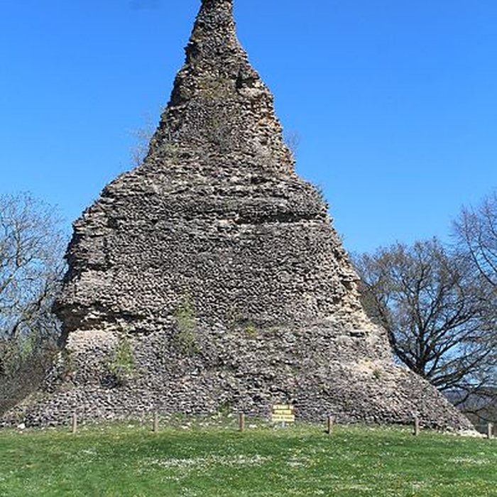 Photo de Pyramide de Couhard à Autun