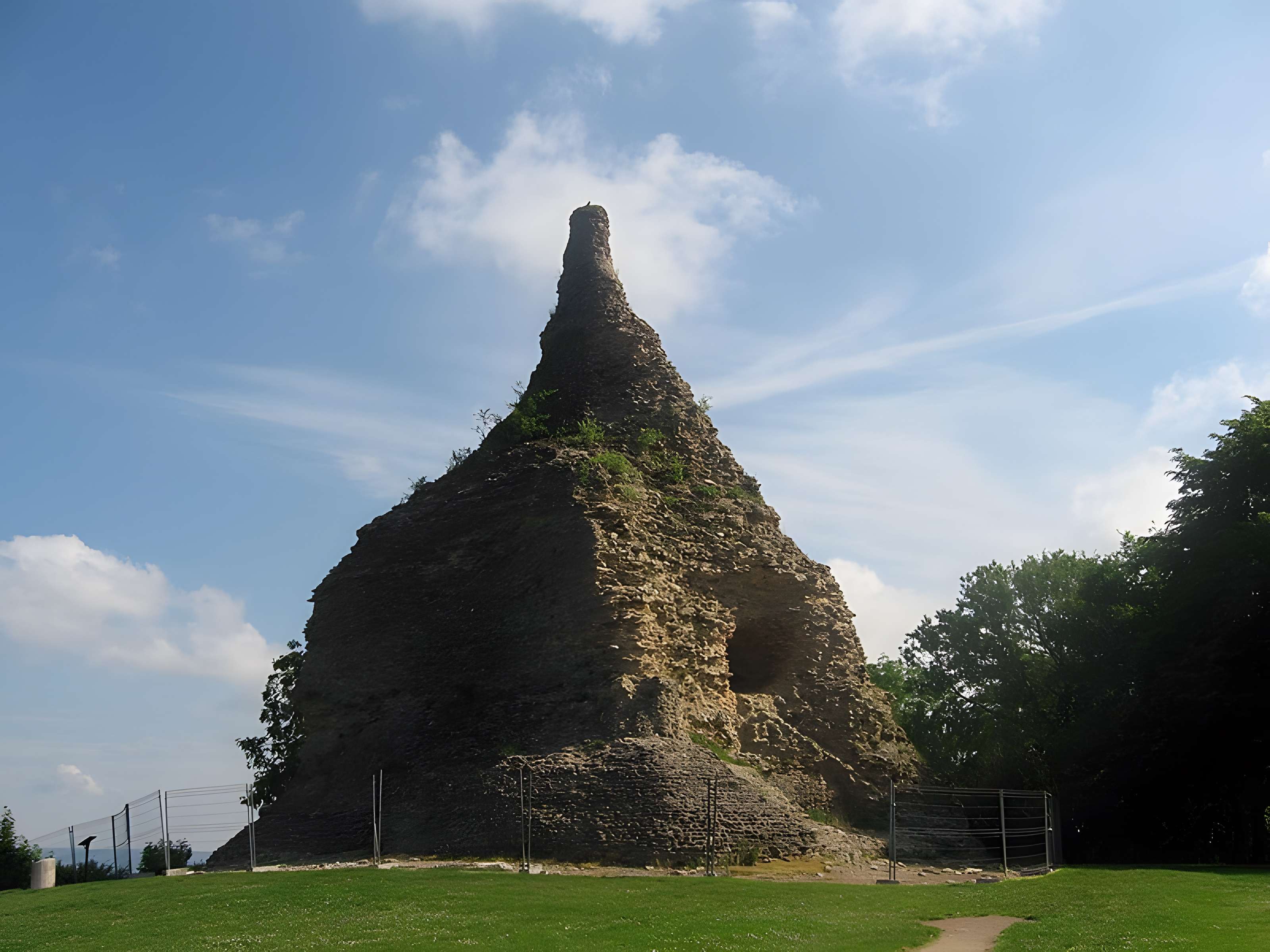 Pyramide de Couhard à Autun
