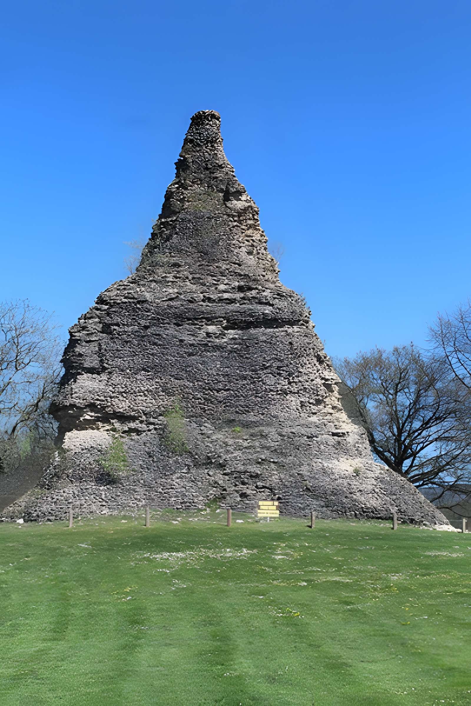 Pyramide de Couhard à Autun