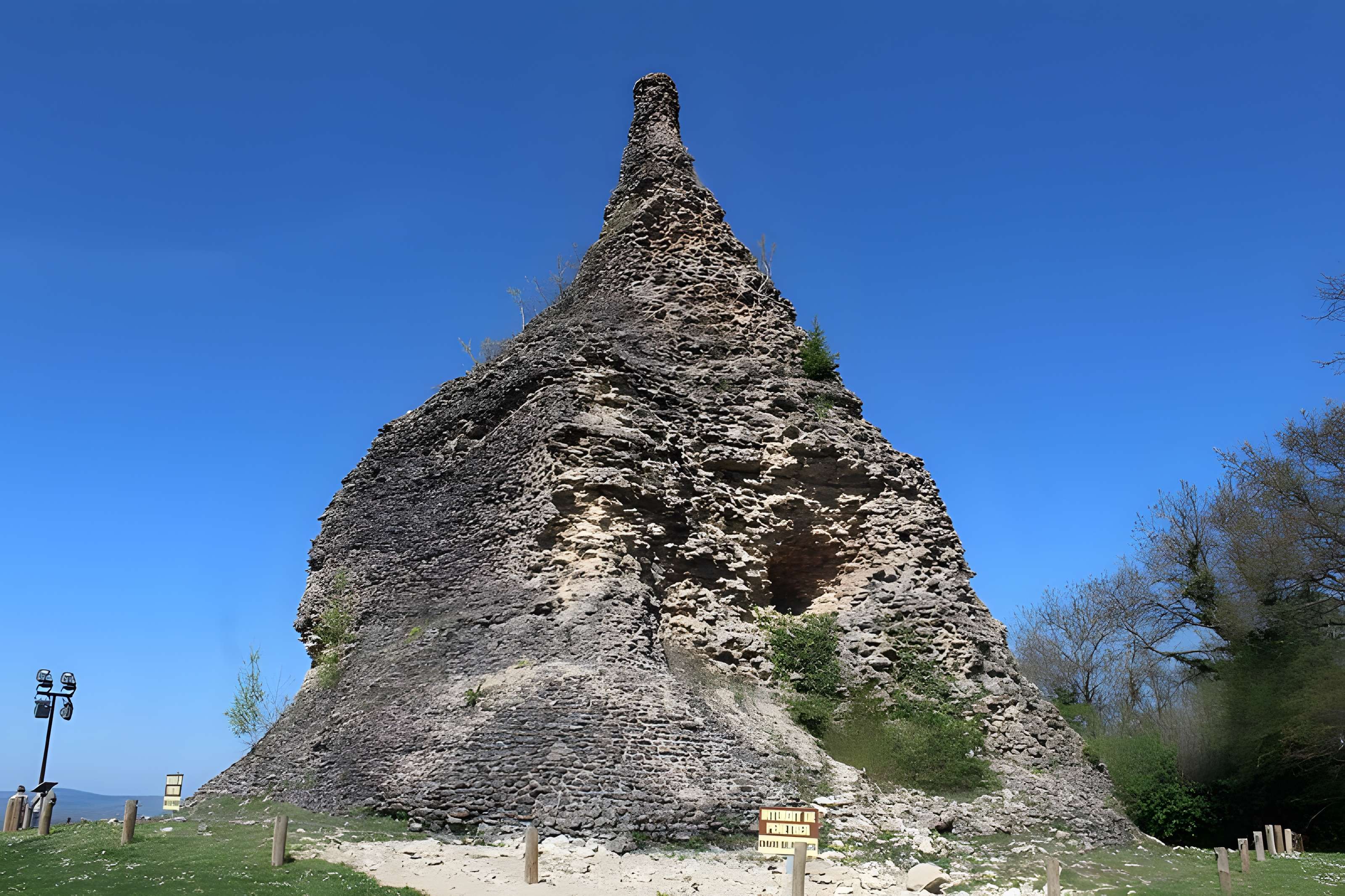 Pyramide de Couhard à Autun