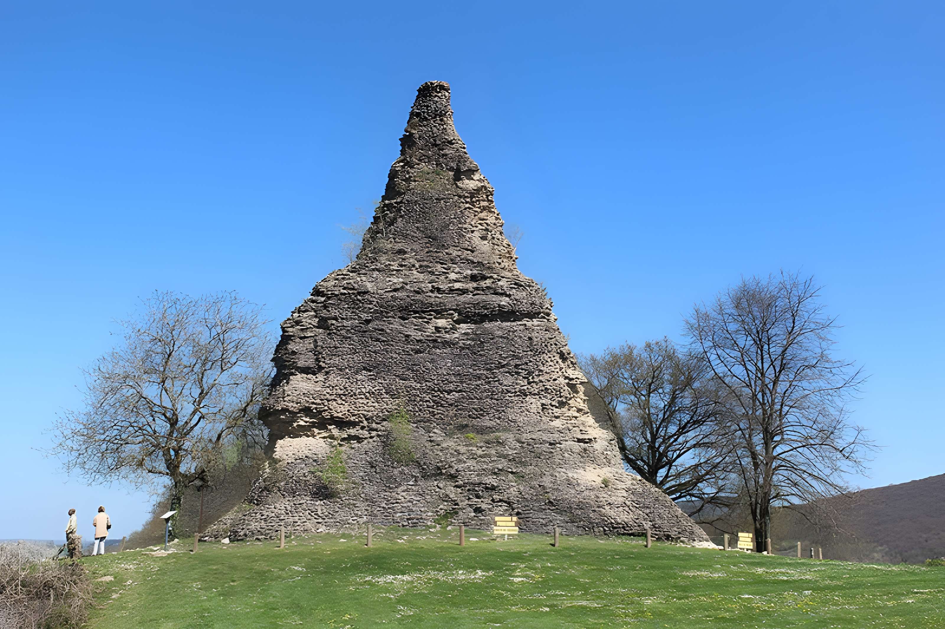 Pyramide de Couhard à Autun