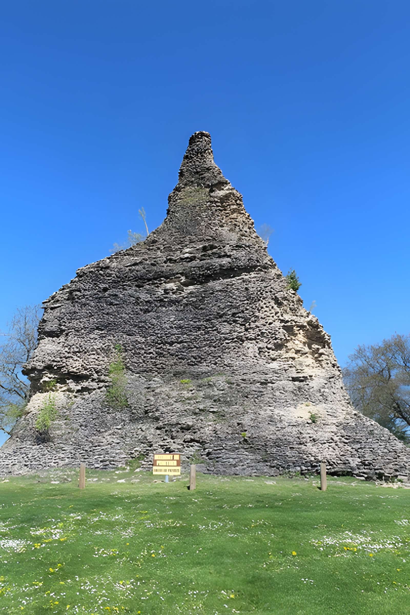 Pyramide de Couhard à Autun