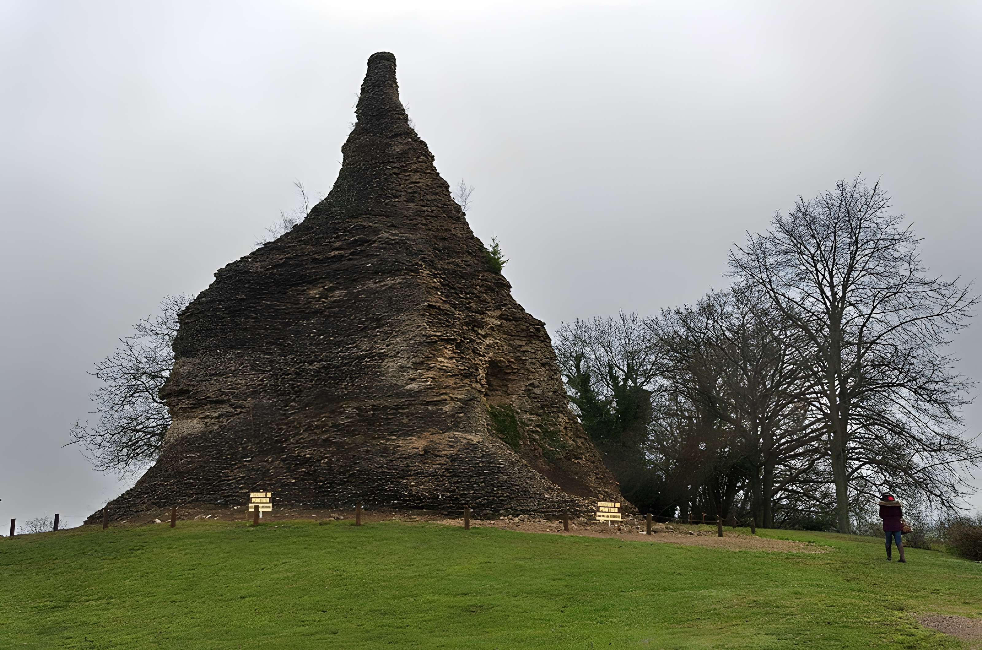 Pyramide de Couhard à Autun