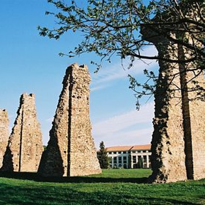 Photo de Aqueduc antique restes de l