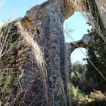 Aqueduc antique restes de l