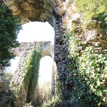 Aqueduc antique restes de l