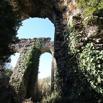 Aqueduc antique restes de l