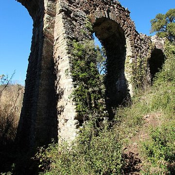 Aqueduc antique restes de l