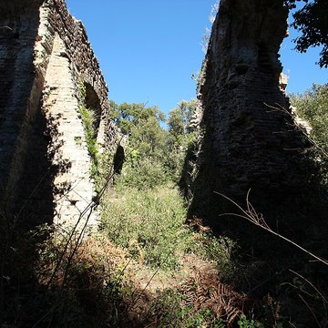 Aqueduc antique restes de l