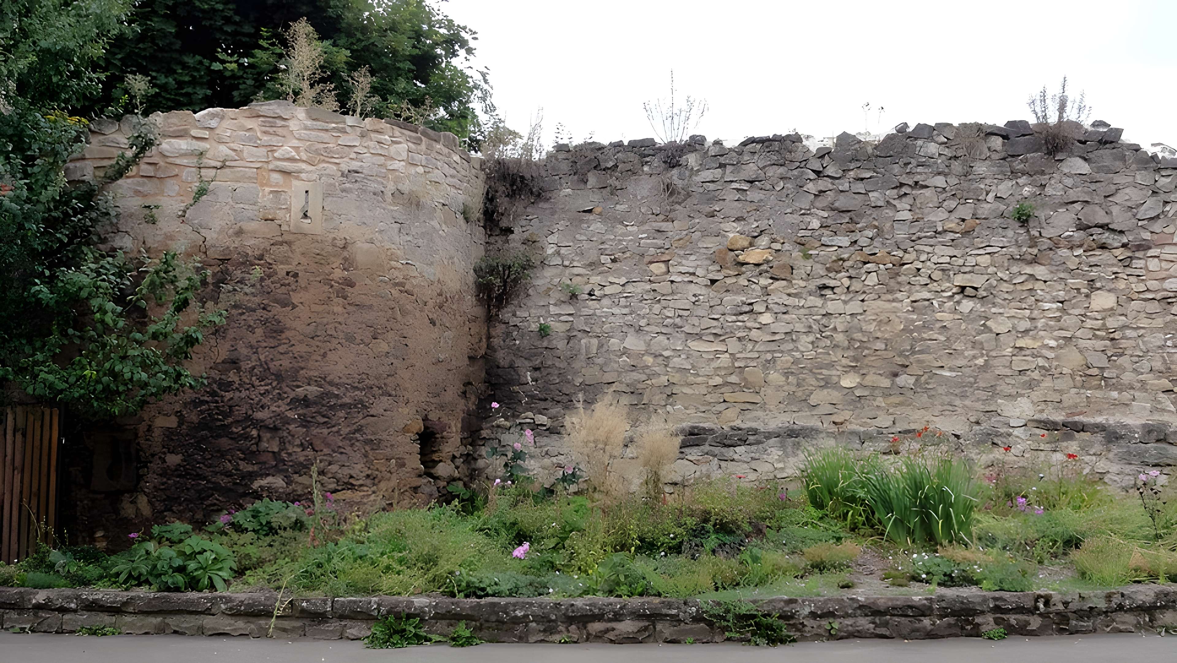 Remparts et quatre anciennes portes