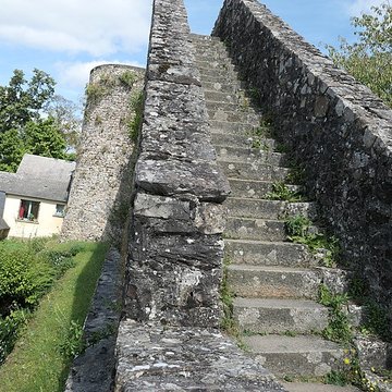 Remparts de Sainte-Suzanne