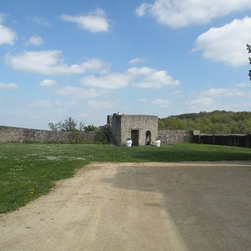 Remparts de Sainte-Suzanne