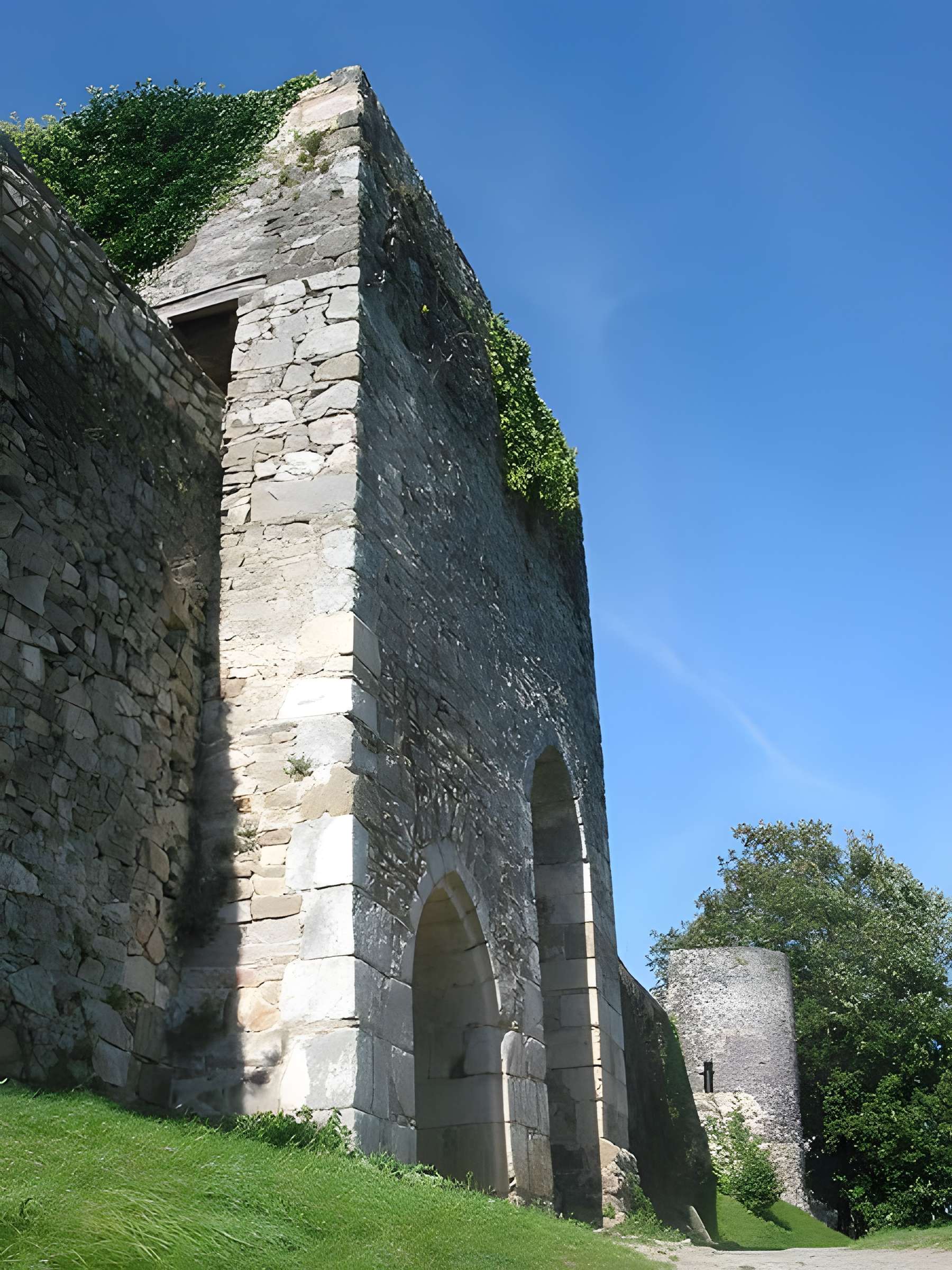 Remparts de Sainte-Suzanne 