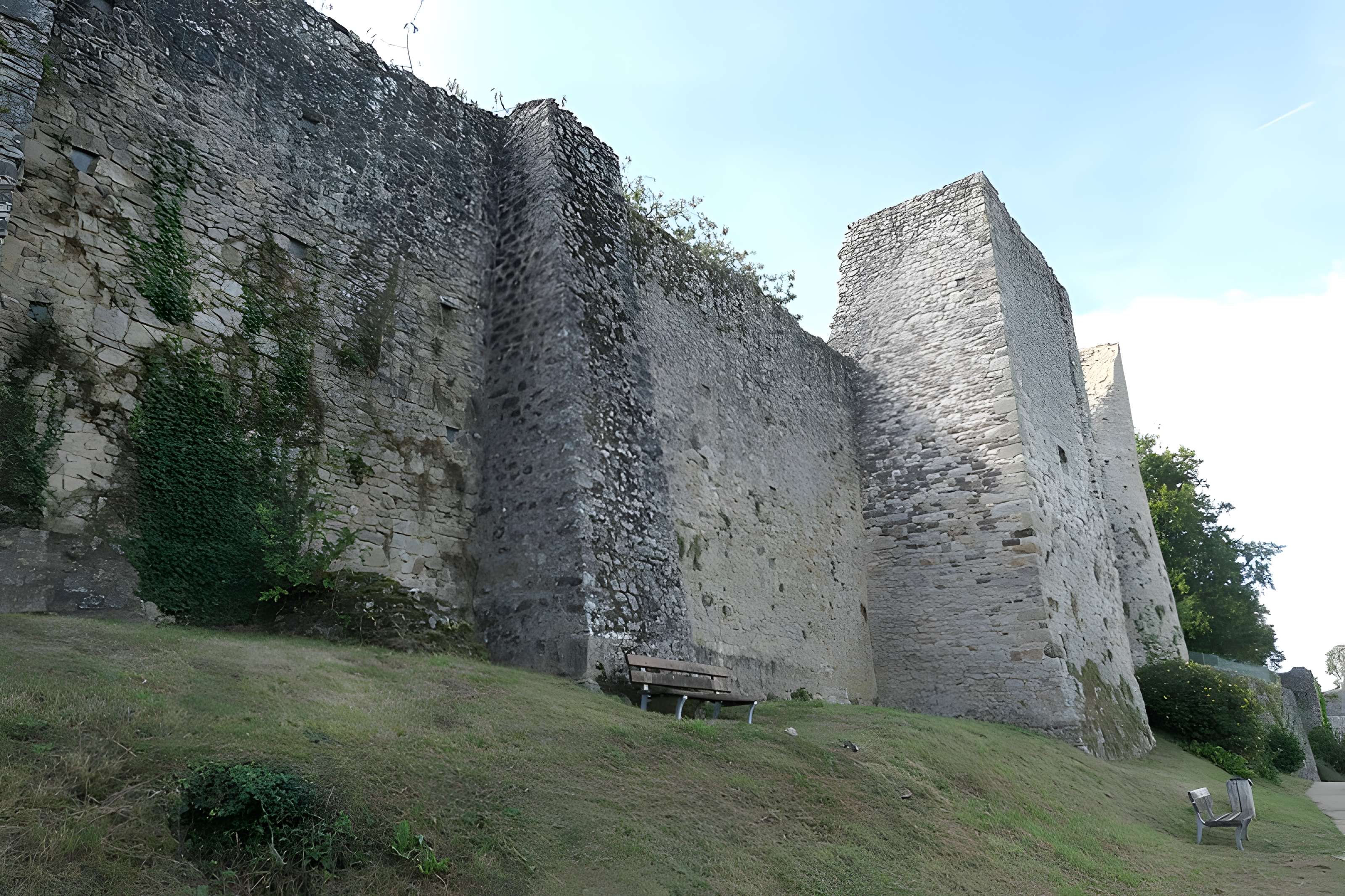 Remparts de Sainte-Suzanne