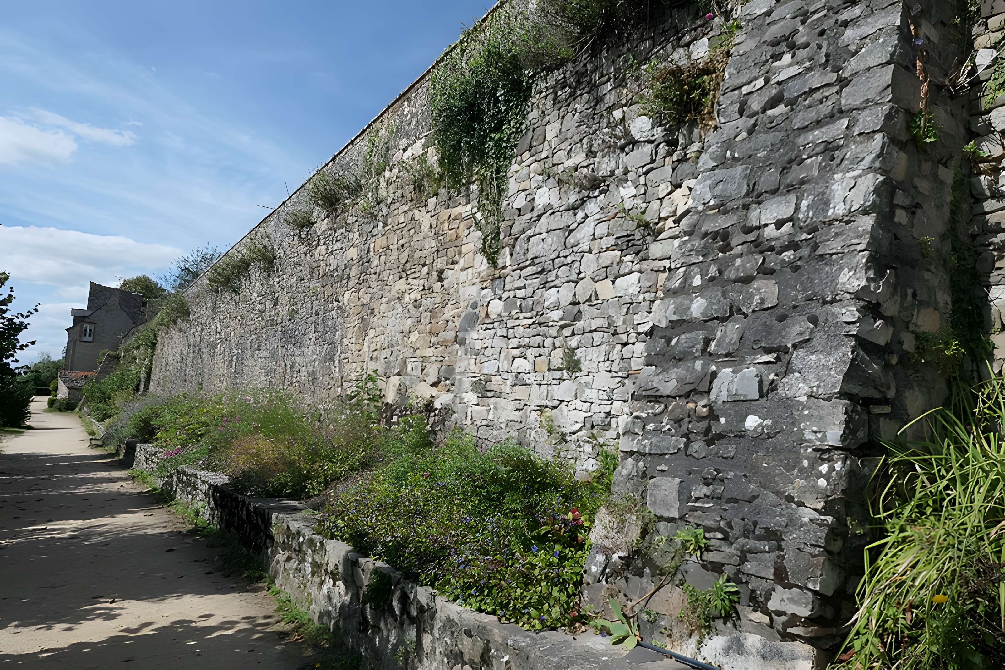Remparts de Sainte-Suzanne